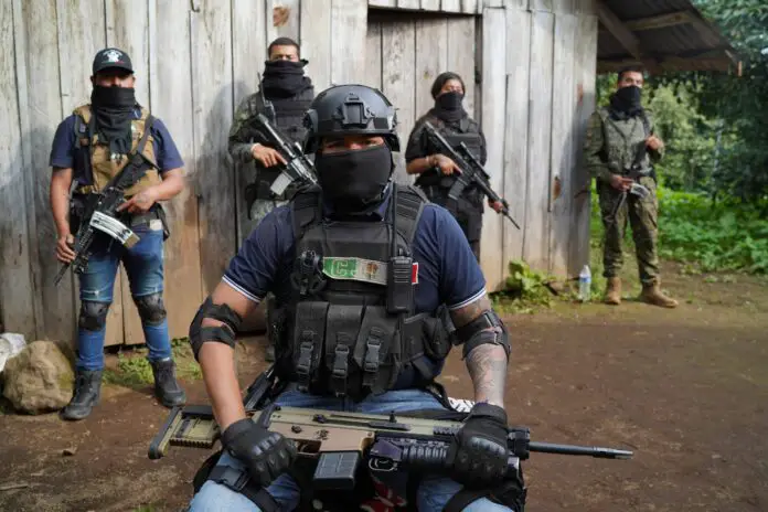 LAS MEJORES 2022 Actualmente el Cártel Jalisco Nueva Generación (CJNG) mantiene campos de entrenamiento en la cierra michoacana, camuflajeados entre las huertas y campos de limón.