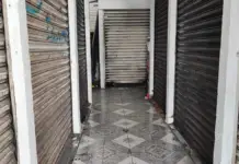 Plaza Santos Degollado is abandoned; 70% of the businesses remain closed.