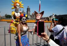 The 2025 procession of catrinas and catrines breathes new life into Mexico City.