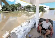 Colonists fearlessly welcome the rising Pánuco River