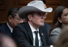 Congressman Carlos Tafolla from Michoacán is offering a reward of 10,000 pesos for information leading to the arrest of criminal relatives.