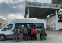 The Mexican Navy rescues three foreigners who were sailing off the coast of Puerto Chiapas