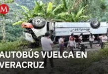 Bus carrying students overturns due to mechanical failure in Veracruz; 20 injured and 3 dead