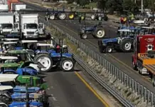 A 31-hour blockade in Puebla sparks conflict between a suspected fuel thief and authorities.