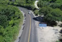 Criminals who attempted to stop vehicles using white vans and cars without logos or identification on highways in Nuevo León