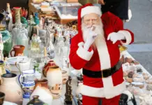 A small market in Apodaca offers extended hours! Perfect for Christmas gifts!