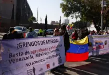 Protesters at US embassy in Mexico after attack on Venezuela; they demand Maduro’s release and peace in the country.