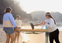 They are promoting cleaning and environmental care actions at Pescadores Beach in Huatulco