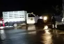 Compact vehicles are prohibited from passing through the Villahermosa-Teapa highway due to flooding.