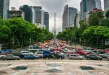 He was born in Mexico City, the son of immigrants, and left UNAM to dedicate himself to the small family store: he transformed it into one of the most powerful empires in Mexico.