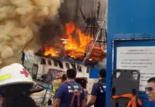 Shrimp boat catches fire in Bonfil Park, Mazatlán