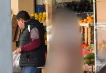 A man on his way to work is mistaken for a thief and is tied to a bare pole in downtown Monterrey