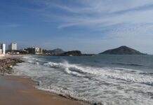 Five tourists rescued on Mazatlán beaches; Heavy waves drag them out to sea