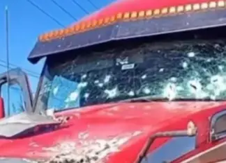 In an armed robbery, a truck driver was shot at in Escuinapa.