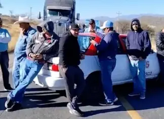 Public transport drivers block roads in southern Zacatecas