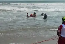 Six tourists rescued in Huatulco Bays; they were close to drowning due to the strong waves