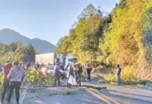 Community members continue their blockade of the Zitácuaro-Toluca highway