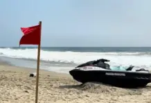 American tourist dies on Puerto Escondido beach; he was hit by a wave and swept out to sea.