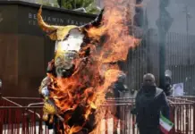Protest outside the US embassy in Mexico City: activists demand an end to the conflict in the Middle East