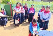 Tsotsil artisans demand payment of a debt of more than 500,000 pesos from a fashion promoter in Chiapas
