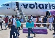 Guadalajara-Mazatlán flight arrives full at the port and is greeted with a Sinaloa band
