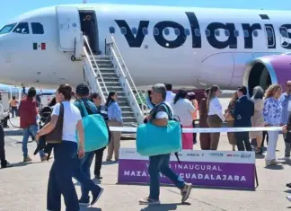 Guadalajara-Mazatlán flight arrives full at the port and is greeted with a Sinaloa band