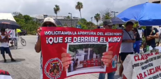 Protesters block access to the Tulum archaeological site in protest against restrictions and high fees