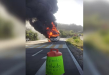 Residents of Pomaro, Michoacán, block coastal highway and burn vehicle; demand arrest of those responsible for the murder of 3 people