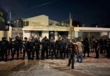Following calls for a lynching against a Cuban man, neighbors pelt his home with stones in Cancún.