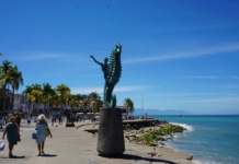 Batallan en Puerto Vallarta con menos turistas