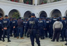Police officers block streets in Oaxaca to demand dignified pensions and more resources.