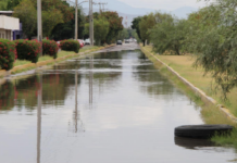 Rains cause minimal absenteeism and only roof leaks in La Laguna de Durango schools.