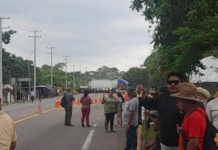 Oaxaca residents block federal highway due to lack of electricity.