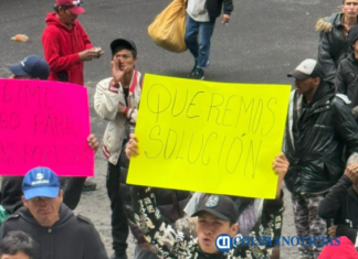 Material suppliers from Tecomán and Armería protest at Pinfra’s headquarters in Mexico