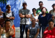 Cubans left without jobs or homes due to social rejection in Cancún.