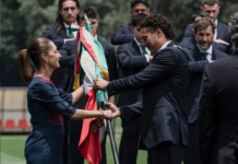 Sheinbaum presents the Mexican flag to Guillermo Ochoa and the national team ahead of the 2026 World Cup