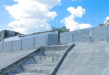 Nuevo León government sparks debate by hiding neighborhoods from tourists using banners and walls.