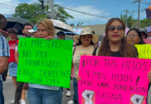 CETEG members stage blockade in Zihuatanejo; accuse Sheinbaum of criminalizing them.