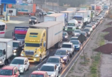 Drivers block highway in Oaxaca; demand regulation of transportation