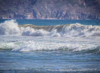 Mazatlán closes beaches; warns of swells and waves