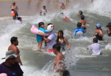 Not suitable!, says Cofepris, the main beach of Puerto Escondido; they acknowledge high levels of pollution.
