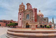 You explore this Pueblo Mágico in Querétaro with a glass of wine and a gordita de migaja in hand.