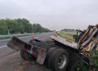 Traffic is closed on a highway in Querétaro due to an accident today, August 20th.