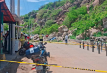 A landslide occurred at the Crestón hill in Mazatlán; the preliminary toll is 5 vehicles and 2 minor injuries.