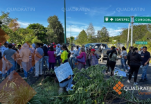 Xalapa-Coatepec highway blocked over demand for resurfacing