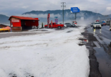 Heavy hailstorm blankets La Marquesa in white and affects the Mexico-Toluca highway.