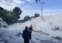Toxic foam blocks highway in Hidalgo, raising concerns among families about pollution